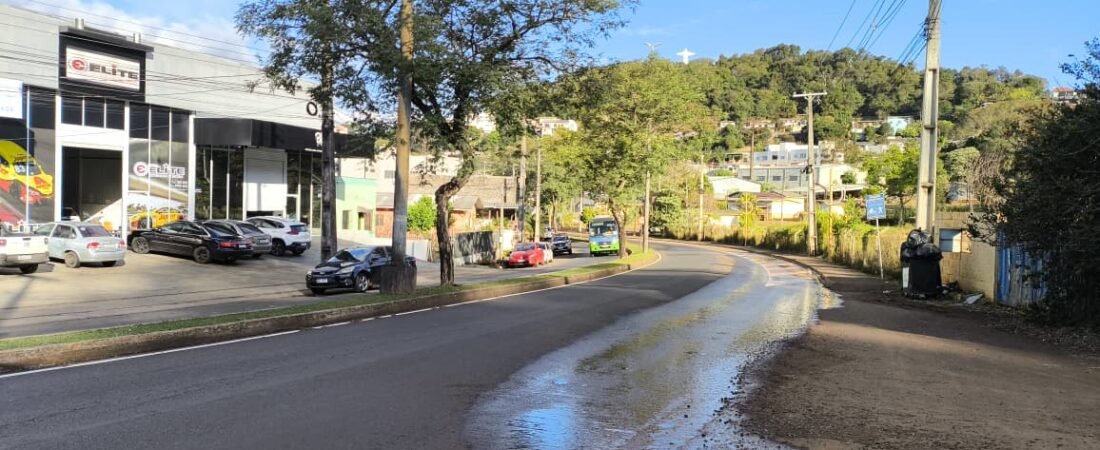 DEBETRAN orienta condutores sobre pontos de acúmulo de água na Rua Antonio Sílvio Barbieri