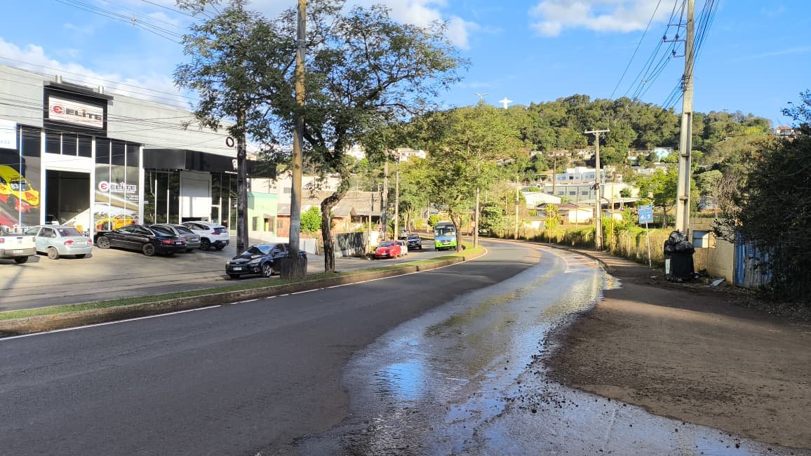 DEBETRAN orienta condutores sobre pontos de acúmulo de água na Rua Antonio Sílvio Barbieri